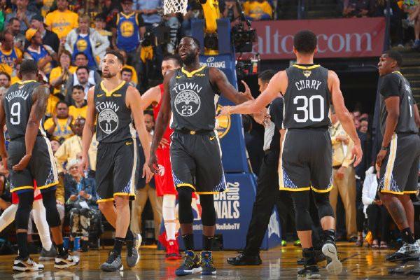 抢下后场篮 抢下后场篮